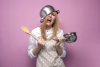 ragazza-infelice-che-cucina-abiti-da-con-una-pentola-sulla-testa-piange-donna-di-origini-color...png
